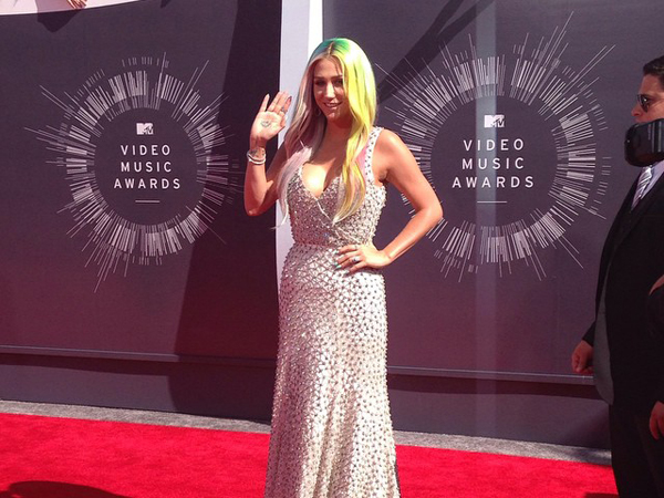 Wah, Kesha Tampil Bugil di Belakang Panggung MTV VMA 2014!